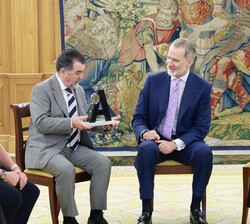Arsenio Escolar, fundador de Archiletras y presidente del jurado, hace entrega a Su Majestad el Rey de un trofeo similar al otorgado a los ganadores d