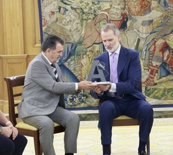 Don Felipe recibe, de manos de Arsenio Escolar, fundador de Archiletras y presidente del jurado, un trofeo que se asemeja al otorgado a los ganadores 