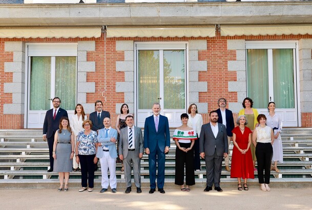 Fotografía de grupo de Don Felipe junto a los galardonados en la cuarta edición de los "Premios Archiletras de la Lengua"