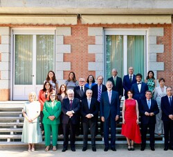 Fotografía de grupo de Don Felipe junto a una representación del patronato de la Fundación Centro Nacional del Vidrio