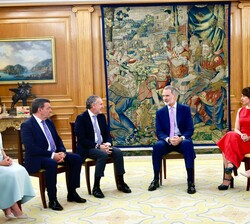 Su Majestad el Rey durante el encuentro que mantuvo con una representación del patronato de la Fundación Centro Nacional del Vidrio