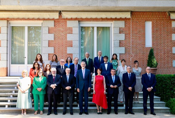 Fotografía de grupo de Don Felipe junto a una representación del patronato de la Fundación Centro Nacional del Vidrio