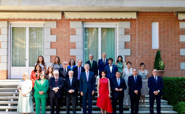 Fotografía de grupo de Don Felipe junto a una representación del patronato de la Fundación Centro Nacional del Vidrio