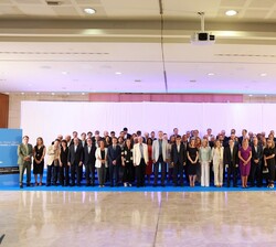 Fotografía de grupo de Su Majestad el Rey junto a los patronos de la Fundación Princesa de Girona