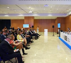 Su Majestad el Rey durante la reunión del patronato de la Fundación Princesa de Girona