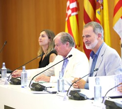 Su Majestad el Rey durante el desarrollo de la reunión