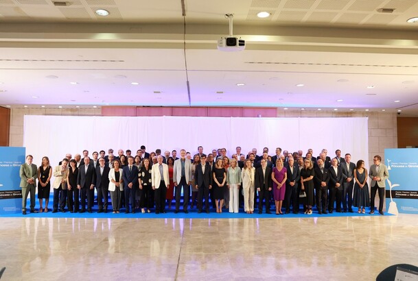 Fotografía de grupo de Su Majestad el Rey junto a los patronos de la Fundación Princesa de Girona