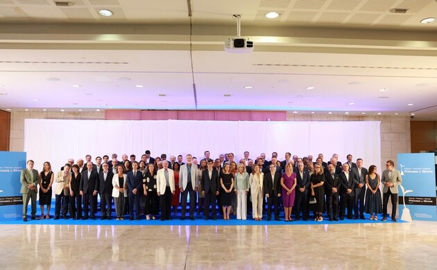 Fotografía de grupo de Su Majestad el Rey junto a los patronos de la Fundación Princesa de Girona