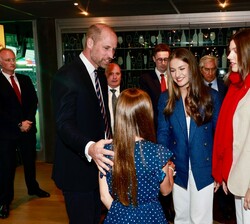 Sus Altezas Reales la Princesa de Asturias y la Infanta Doña Sofía conversan con Su Alteza Real el Príncipe de Gales y su hija
