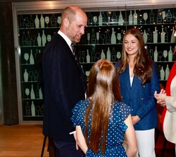 La Princesa de Asturias y la Infanta Doña Sofía compartieron unos momentos de conversación con el Príncipe de Gales y su hija