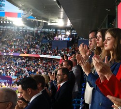 Sus Altezas Reales la Princesa de Asturias y la Infanta Doña Sofía en el palco del estadio St. Jakob-Park de Basilea, tras finalizar el partido con la