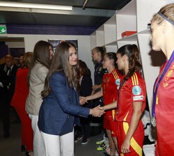 Doña Leonor y Doña Sofía saludaron a las jugadoras españolas en el vestuario