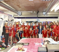 Doña Leonor y Doña Sofía compartieron unos momentos en el vestuario con las jugadoras y el cuerpo técnico de la selección nacional