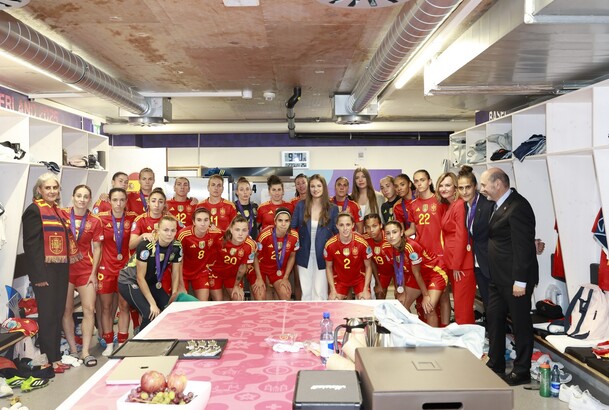 Doña Leonor y Doña Sofía compartieron unos momentos en el vestuario con las jugadoras y el cuerpo técnico de la selección nacional