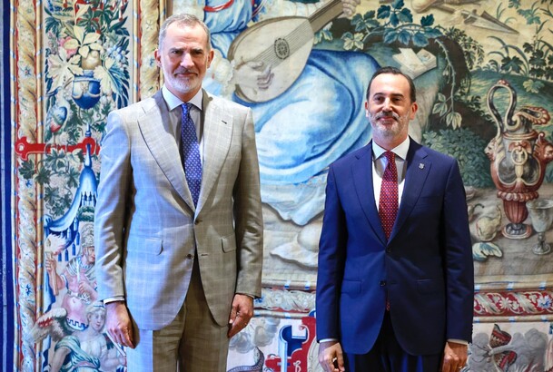 Don Felipe junto al presidente del Parlamento de las Illes Balears, Gabriel le Senne durante la audiencia en el Palacio Real de la Almudaina