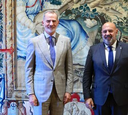 Don Felipe junto al alcalde de Palma, Jaime Martínez Llabrés durante la audiencia en el Palacio Real de la Almudaina