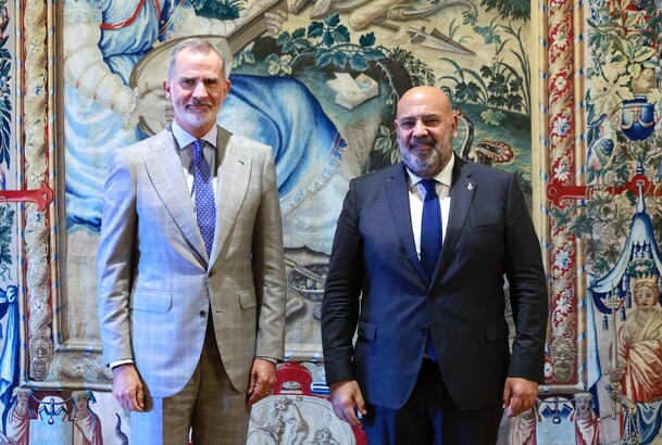 Don Felipe junto al alcalde de Palma, Jaime Martínez Llabrés durante la audiencia en el Palacio Real de la Almudaina
