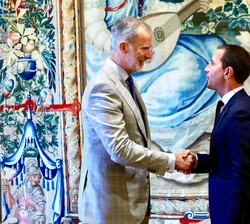 Su Majestad el Rey recibe el saludo del presidente del Consell de Mallorca, Llorenç Sebastiá Galmés Verger