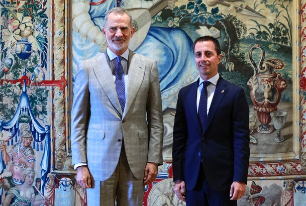 Don Felipe junto al presidente del Consell de Mallorca, Llorenç Sebastiá Galmés Verger durante la audiencia en el Palacio Real de la Almudaina