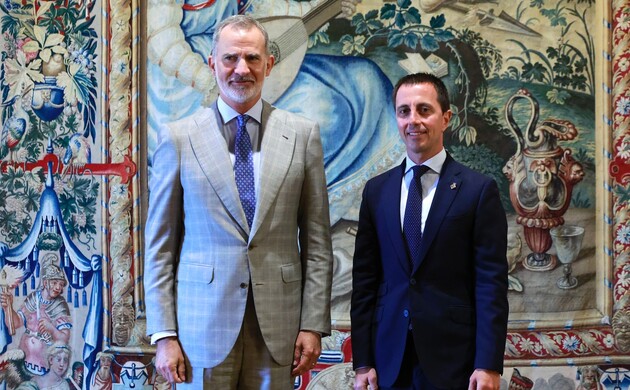 Don Felipe junto al presidente del Consell de Mallorca, Llorenç Sebastiá Galmés Verger durante la audiencia en el Palacio Real de la Almudaina