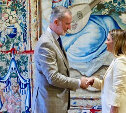 Su Majestad el Rey recibe el saludo de la presidenta de las Illes Balears, Margalida Prohens Rigo 