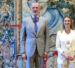 Don Felipe junto a la predsidenta de las Illes Balears, Margalida Prohens Rigo durante la audiencia en el Palacio Real de La Almudaina