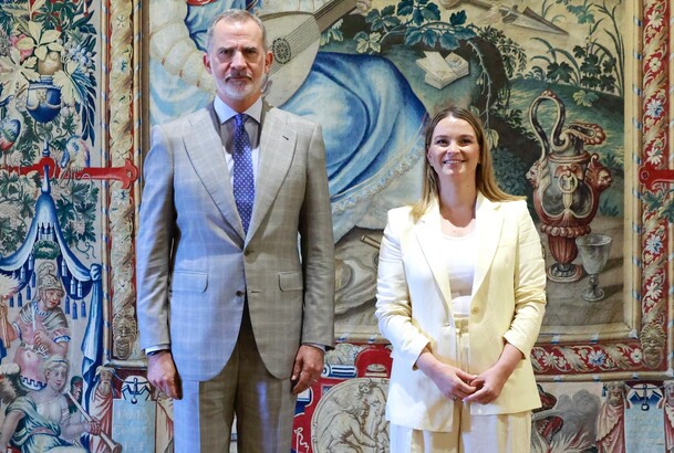 Don Felipe junto a la predsidenta de las Illes Balears, Margalida Prohens Rigo durante la audiencia en el Palacio Real de La Almudaina