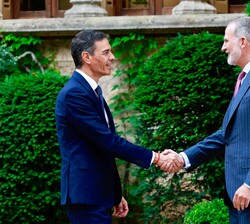 Su Majestad el recibe el saludo del Presidente del Gobierno en el Palacio de Marivent