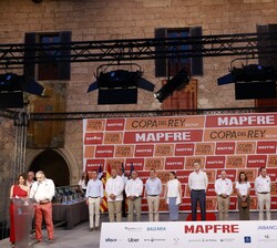 Don Felipe ocupa su lugar en el escenario al inicio del acto de entrega de trofeos de la "43ª Copa del Rey de Vela"