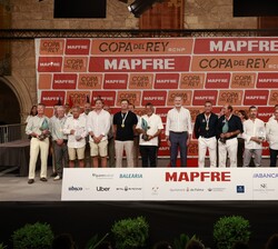 Fotografía de grupo de Su Majestad el Reya junto a los armadores y patrones de las embarcaciones ganadoras de la "43ª Copa del Rey de Vela"