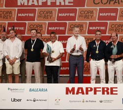 Don Felipe junto a los armadores y patrones ganadores de la "43ª Copa del Rey de Vela"