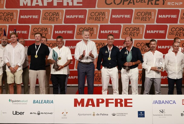 Don Felipe junto a los armadores y patrones ganadores de la "43ª Copa del Rey de Vela"
