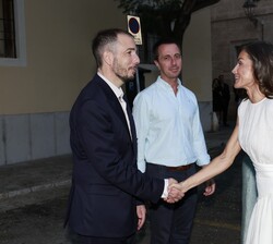 Doña Letizia recibe el saludo del director del "Atlántida Mallorca Film Festival", Jaume Ripoll en presencia del resto de autoridades que la