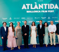 Fotografía de grupo de Su Majestad la Reina acompañada por las autoridades que la recibieron a su llegada al Centro Cultural "La Misericordia&quo
