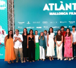 Fotografía de grupo de Doña Letizia junto a los jóvenes participantes en el proyecto "Generació Atlántida Mallorca Film Fest”