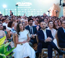 Doña Letizia ocupa su lugar en la primera fila de asientos