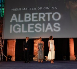 Su Majestad la Reina en el escenario para hacer entrega del Premio Master of Cinema al  compositor, Alberto iglesias