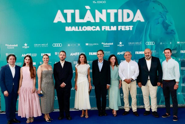 Fotografía de grupo de Su Majestad la Reina acompañada por las autoridades que la recibieron a su llegada al Centro Cultural "La Misericordia&quo