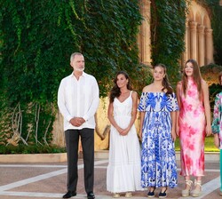 Sus Majestades los Reyes y sus hijas, Sus Altezas Reales la Princesa de Asturias y la Infanta Doña Sofía, y Su Majestad la Reina Doña Sofía