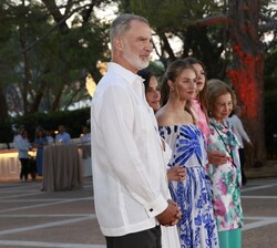 La Familia Real antes del saludo a la representaciónn de la sociedad balear asistente a la recepción