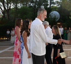 Los Reyes, la Pricesa de Asturias y la Infanta Doña Sofía, y la Reina Sofía durante el saludo de bienvenida a la recepción