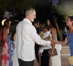 La Familia Real durante el saludo a los miembros del equipo Avarca Ciutadella de Voleibol