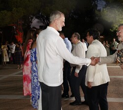 Saludo al presidente de Avarca Ciutadella, Andreu Hernández, portador del trofeo de la 50ª Copa de Su Majestad la Reina Iberdrola Voleibol