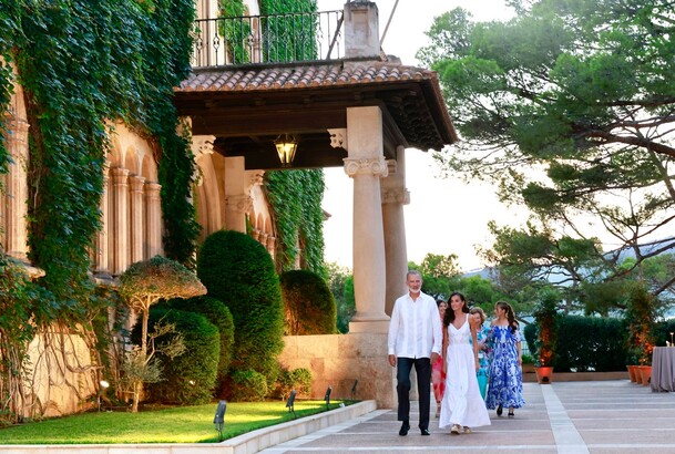 La Familia Real se dirirge a la recepción