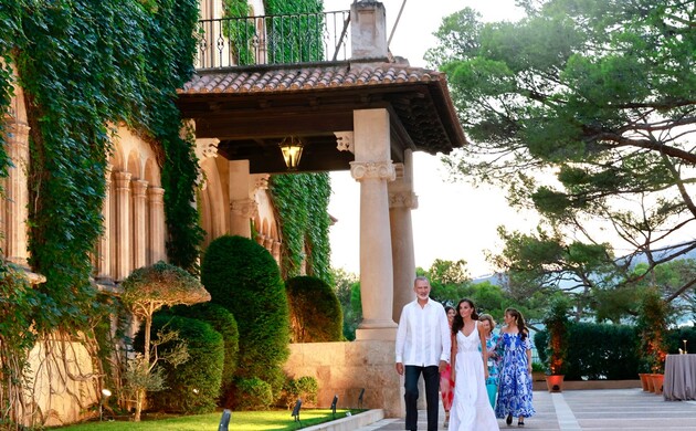 La Familia Real se dirirge a la recepción
