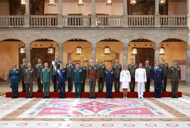 Su Majestad el Rey en la audiencia militar a un grupo de coroneles y capitán de navío
