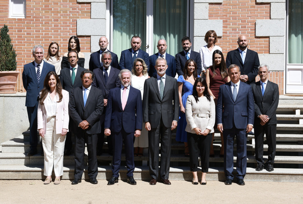 Fotografía de grupo de Su Majestad el Rey con una representación del periódico digital “OkDiario”