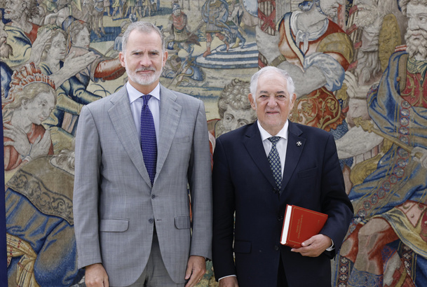 Su Majestad el Rey acompañado del presidente del Tribunal Constitucional, que le hace entrega de la Memoria Anual del Tribunal Constitucional