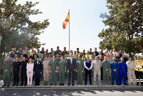 Fotografía de grupo de Su Majestad el Rey con una representación del personal involucrado en el dispositivo aéreo que ha participado en la extinción de los incendios forestales del pasado mes de agosto