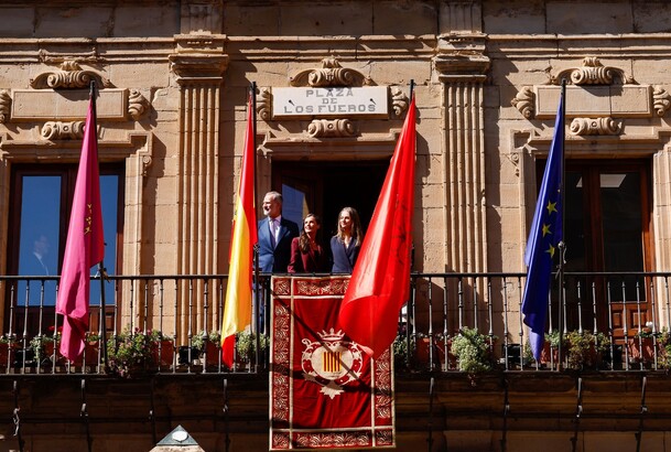 Vista frontal de Sus Majestades los Reyes y Su Alteza Real la Princesa de Asturias y de Viana en el balcón del ayuntamiento